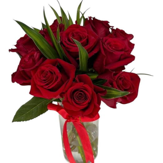11 красных роз и зелень