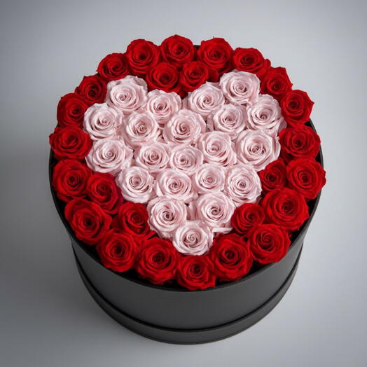 Красно-розовые розы в виде двух сердец в чёрной коробке