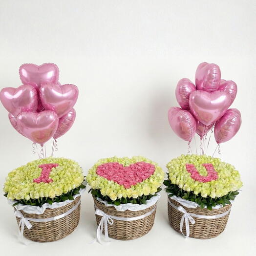 Набор в корзине с розовыми и белыми розами «Я люблю тебя» и 10 розовыми шариками в форме сердца
