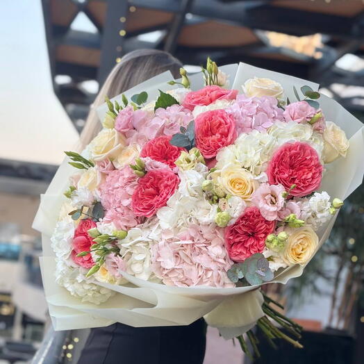 Large bouquet with piony roses