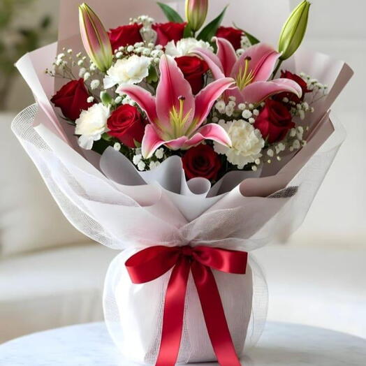 Букет розовых лилий и красных роз