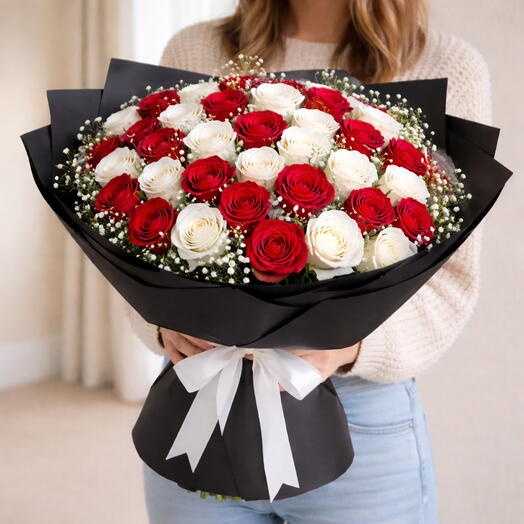 Букет из красных и белых роз