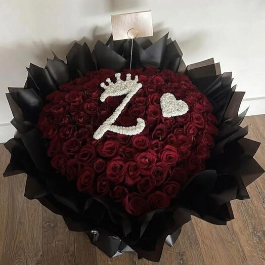 Bouquet décadent de 101 roses rouges avec initiale personnalisée