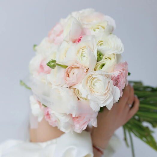 Кэнди: Букет WOW размера из белых и светло-розовых ранункулюсов