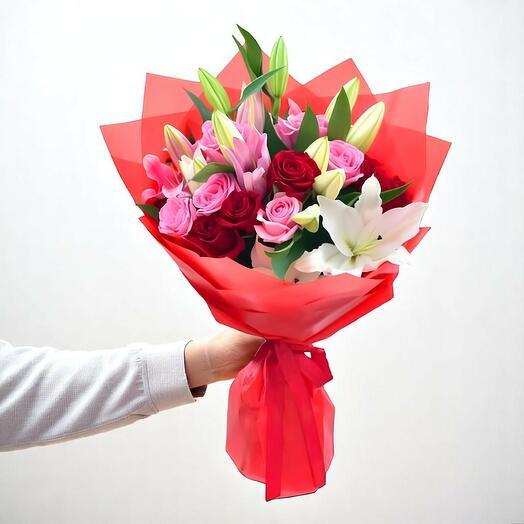 Изящная гармония: Букет лилий и роз