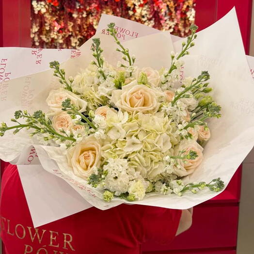 Чистый аромат: маленький букет гортензии, роз и маттиолы