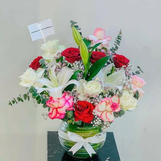 Round vase mix flowers arrangement