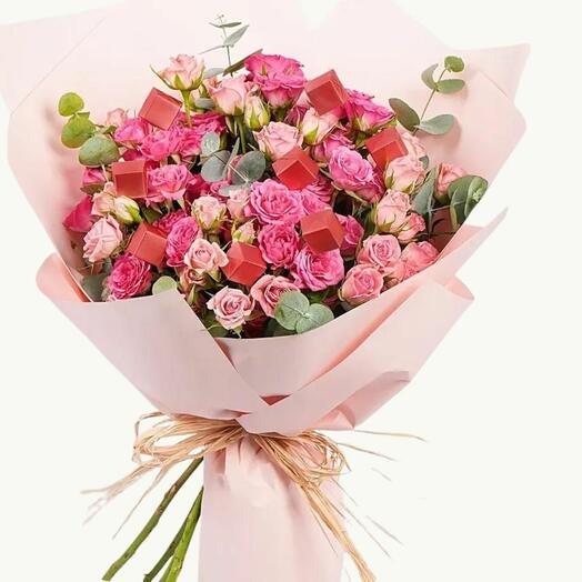 Нежный розовый букет с шоколадными конфетами