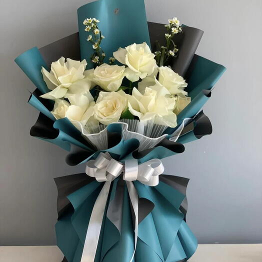 15 Arctic Grace : le blanc pur des roses et les nuances de bleu glacé de l'emballage