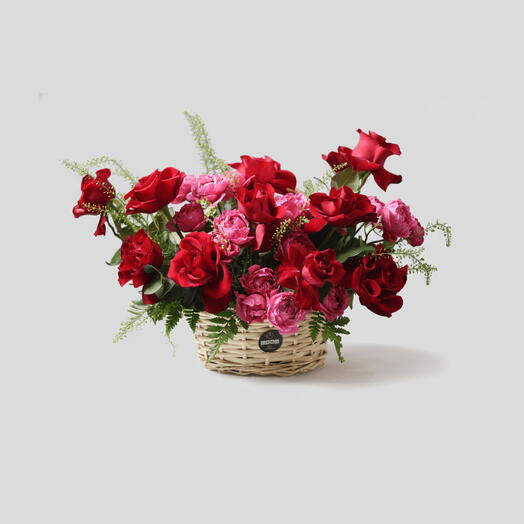 Rosy Bombshell – Rosas rojas   Rosas spray bombásticas en cesta elegante (Entrega en EAU)