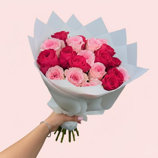 Mixed pink roses bouquet