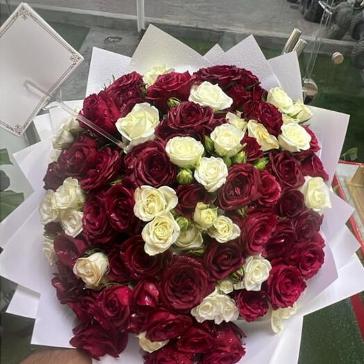 Букет белых и красных роз