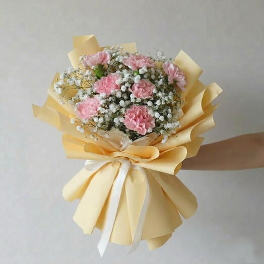 Нежные сердца: букет ко Дню матери из 9 розовых гвоздик и 4 белых гипсофил