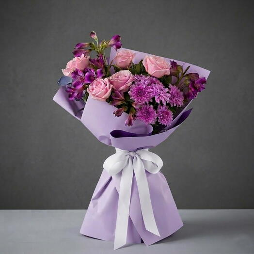 Королевское цветение: Букет ко Дню матери из розовых роз и фиолетовых альстромерий и хризантем.