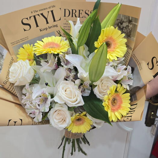 Ramo de lirios amarillos y blancos