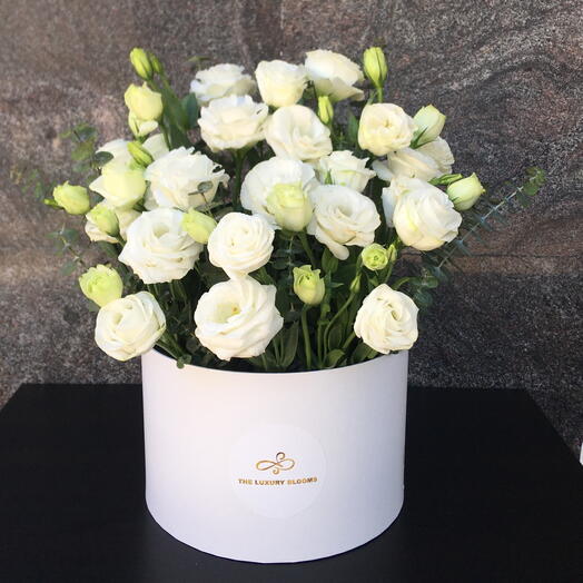 Белая эустома в средней шляпной коробке