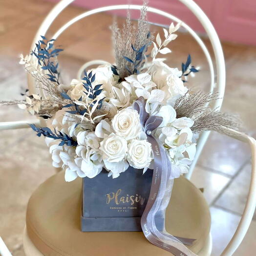 Rosa gris preservada con flores secas y de seda