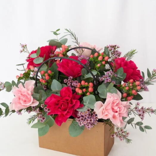 Bolsa de flores de San Valentín con rosas rosadas y rojas