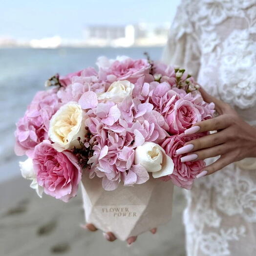 Romantic Memories: Medium Size Box with Hydrangea and Garden Roses