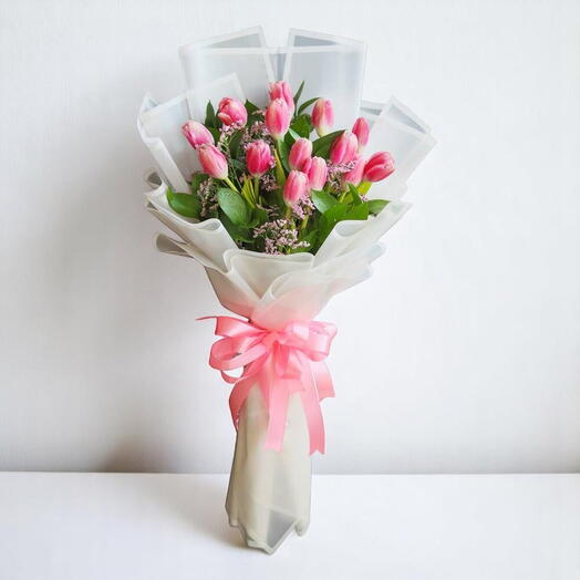 Букет из 15 розовых тюльпанов с наполнителями, листьями   Элегантная упаковка – Романтический подарок из свежих цветов