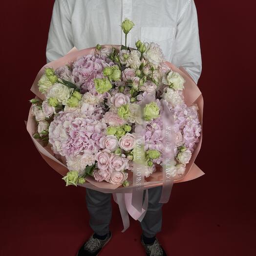 Пастельно-розовая дымка: букет из смешанных розовых гортензий, спрей-роз и эустомы