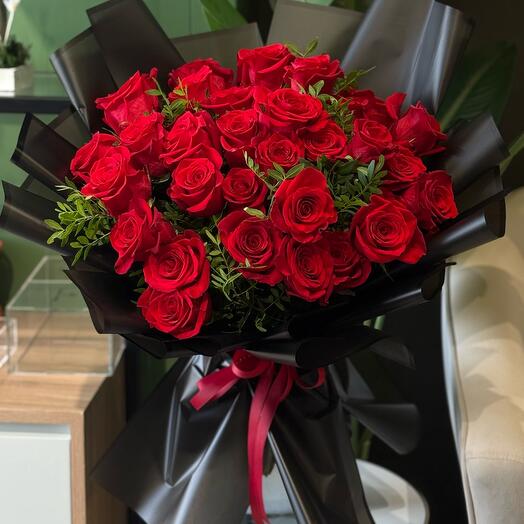 Большой букет красных роз