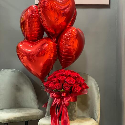 35 красных роз и фольгированный шар в форме сердца