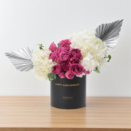 Элегантная коробка с цветами на годовщину