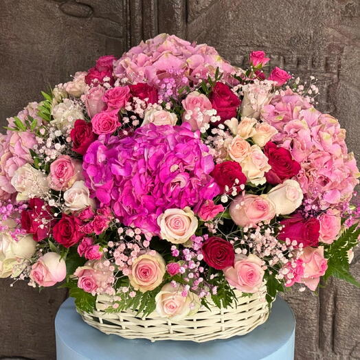 Элегантная розовая корзина с цветами