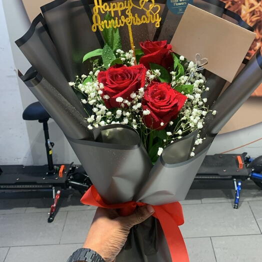 Простой букет красных роз