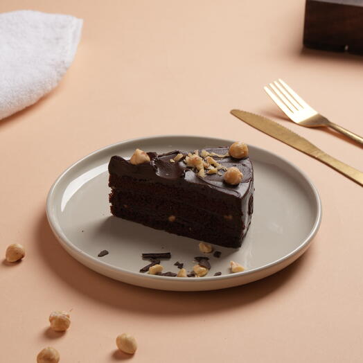 Кусок шоколадного торта с фундуком