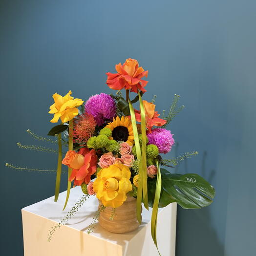 مزاج جريء - باقة زهور ملونة في مزهرية