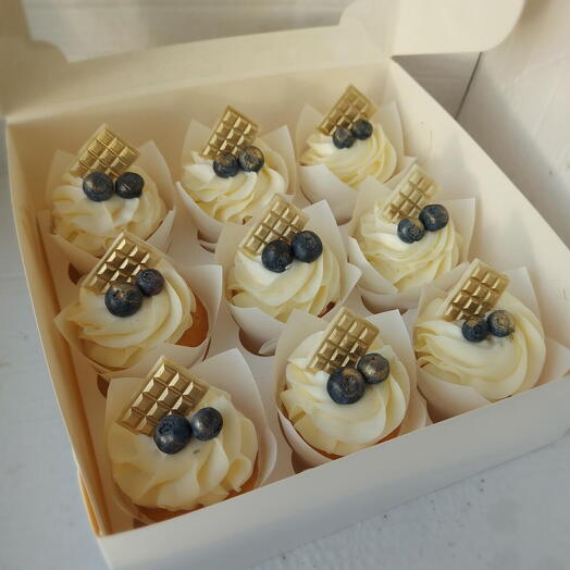 Коробка элегантных ванильных капкейков