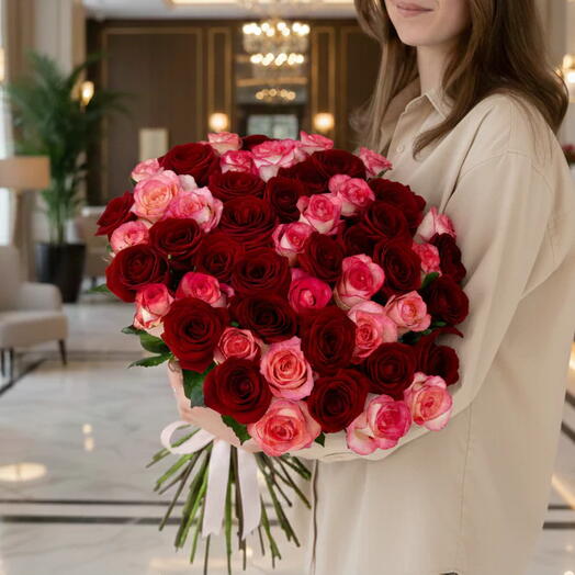 Букет из 51 красных и розовых роз