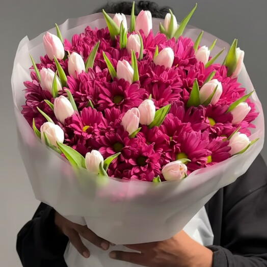 Bouquet de chrysanthèmes violets et de tulipes roses