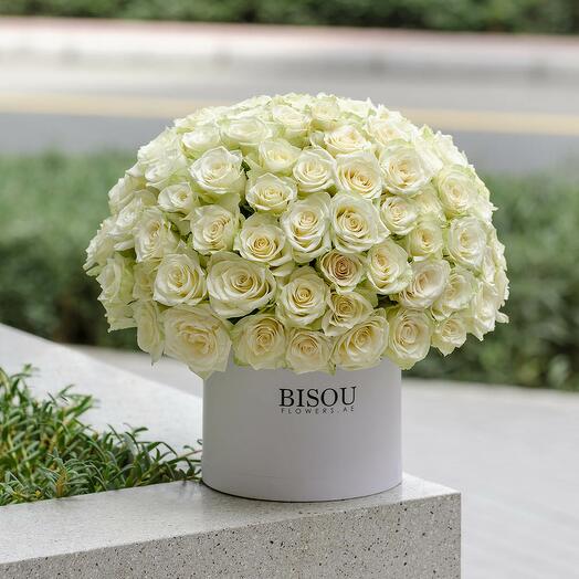 100 белых роз в белой коробке