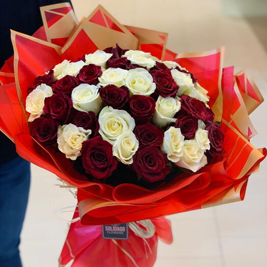 EVER RED   PROUD ROSES IN A BQT