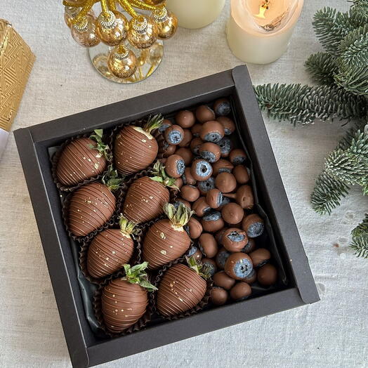 Strawberry and blueberry box (2)