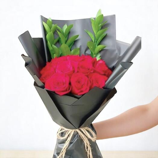 Роскошный букет красных роз