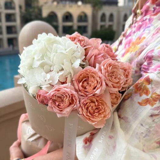 Цветок любви: розово-белый букет гортензий и роз