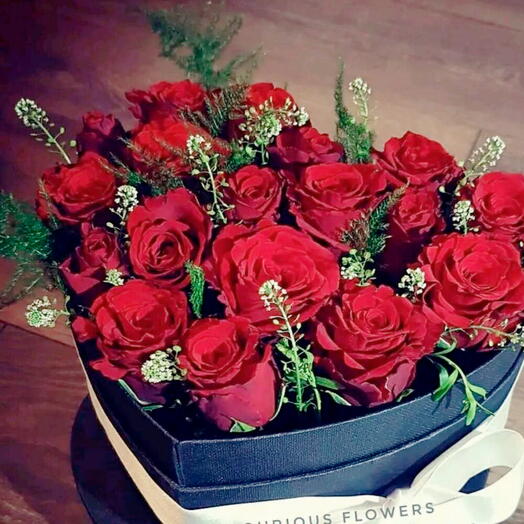 Luxurious roses in a box