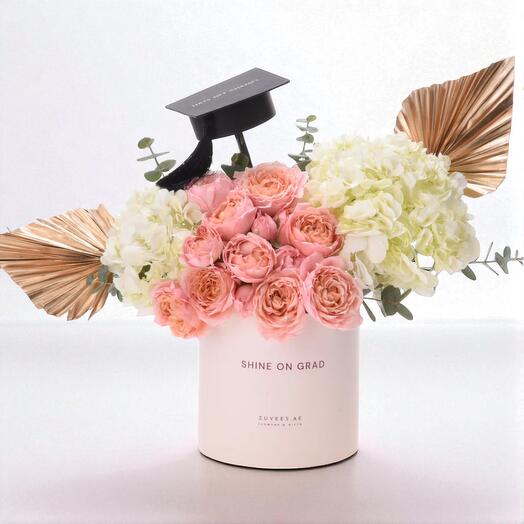 Расцвет без границ – элегантная коробка с цветами на выпускной