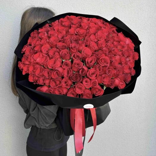 Роскошный букет ярко-красных роз