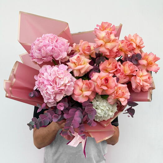 Смешанный букет персиковых и розовых цветов