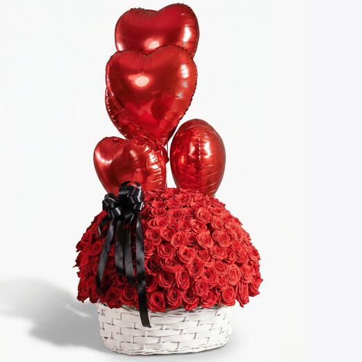 Корзина из 151 красной розы с 5 гелиевыми воздушными шарами – грандиозный сюрприз ко Дню святого Валентина.