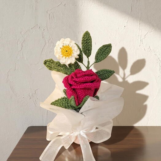 حديقة كروشيه صغيرة في مزهرية بلون وردي فاتح