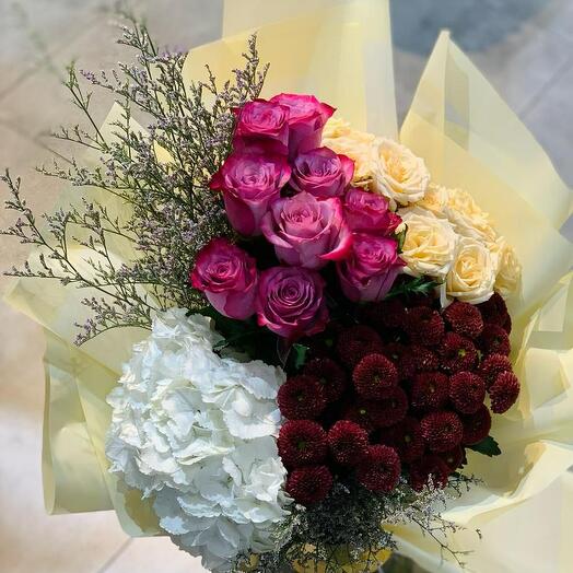 Букет гортензий и роз