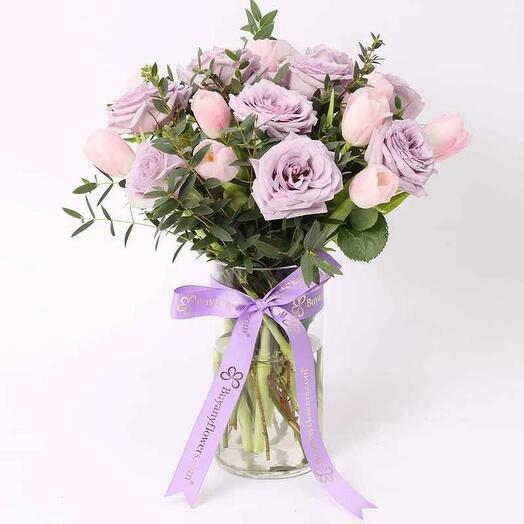 Нежные 21 роза и тюльпаны