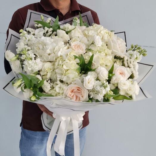 Букет Chanel Classic | белые гортензии | садовые розы | лизиантусы | белый букет