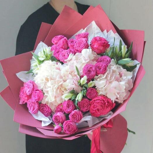 Букет из гортензий и садовых роз